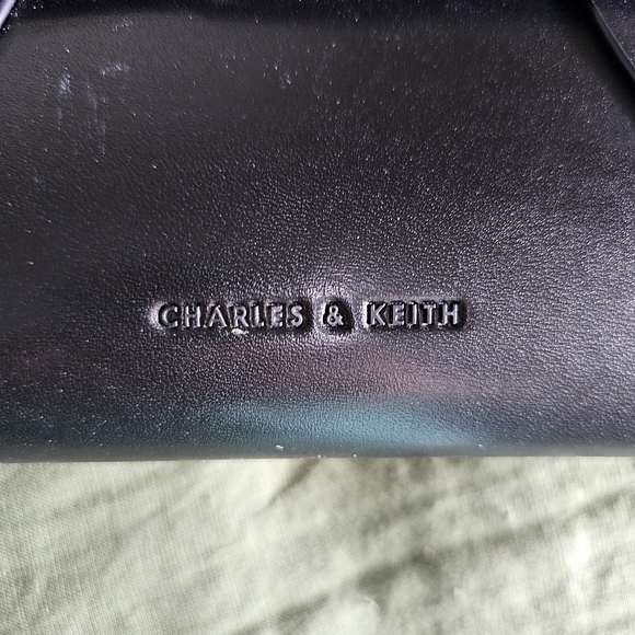 Charles & Keith small black and gold purse fannypack clutch - Picture 4 of 6